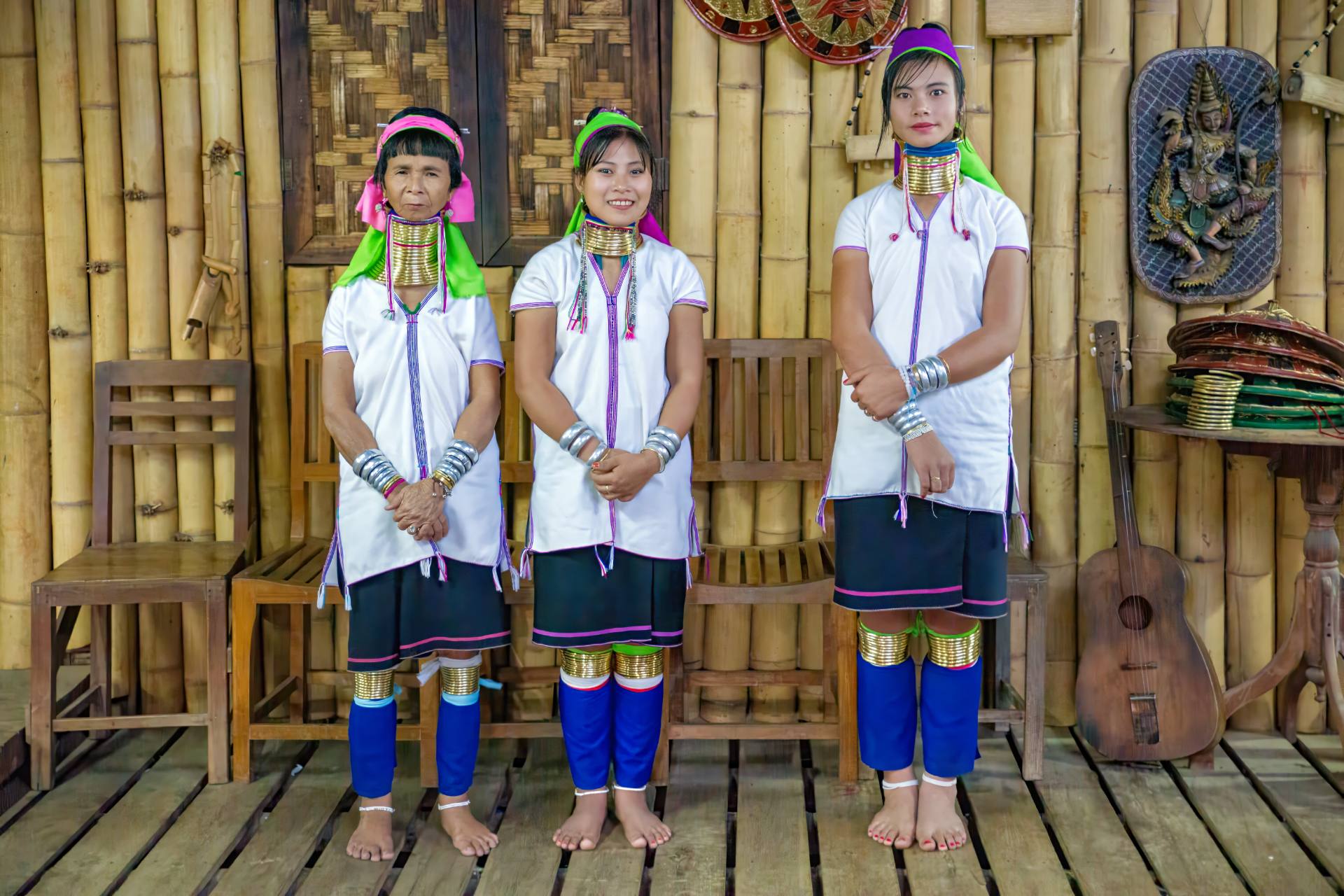 Langhalsfrauen oder auch Giraffenfrauen aus dem Volk der Padaung. Tatsächlich ist nicht der Hals länger, sondern die schwere Messingspirale drückt die Schulter nach unten.